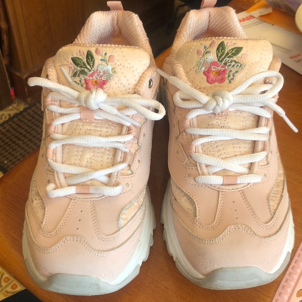 Skechers D’Lites pale pink flowers 9